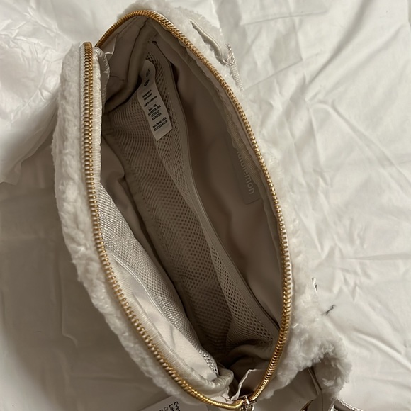 NWT Sold Out Online! Lululemon Everywhere Belt Bag 2L Fleece White Opal/Gold New - Picture 5 of 6